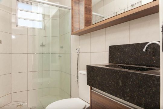 Banheiro social de apartamento para alugar com 3 quartos, 67m² em Lídice, Uberlândia