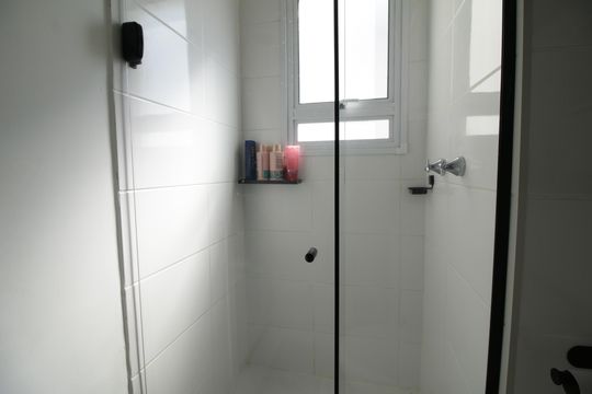 Banheiro de apartamento à venda com 2 quartos, 43m² em Anil, Rio de Janeiro