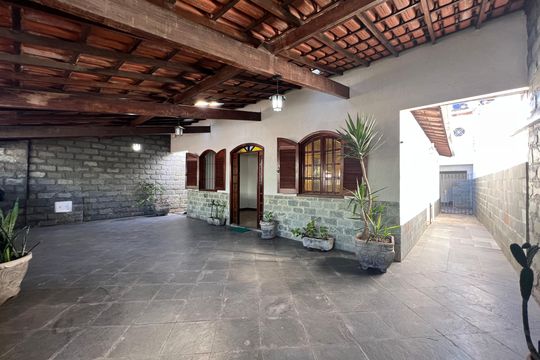 Casa à venda com 3 quartos, 180m² em Serrano, Belo Horizonte