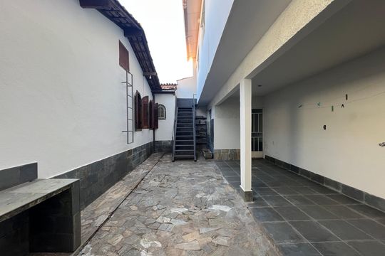 Quintal de casa à venda com 3 quartos, 180m² em Serrano, Belo Horizonte