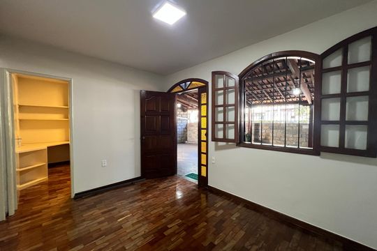 Casa à venda com 3 quartos, 180m² em Serrano, Belo Horizonte