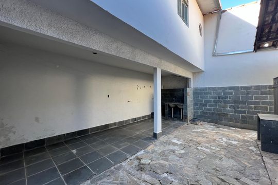 Quintal de casa à venda com 3 quartos, 180m² em Serrano, Belo Horizonte