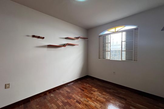 Quarto 3 de casa à venda com 3 quartos, 180m² em Serrano, Belo Horizonte