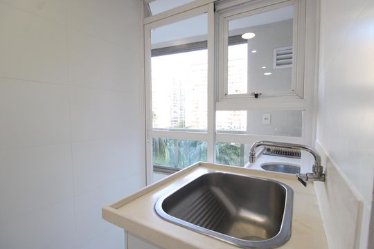 Área de serviço de apartamento para alugar com 3 quartos, 90m² em Barra Olímpica, Rio de Janeiro