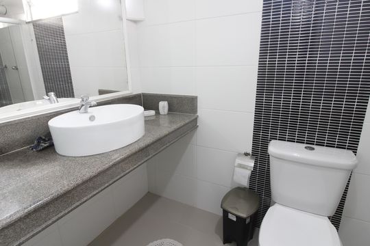 Banheiro da Suíte 2 de casa de condomínio para alugar com 4 quartos, 104m² em Ogiva, Cabo Frio