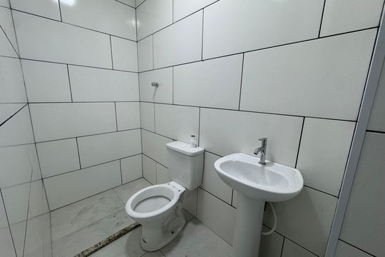 Banheiro de kitnet/studio para alugar com 1 quarto, 25m² em Km 18, Osasco