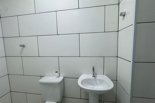 Banheiro de kitnet/studio para alugar com 1 quarto, 25m² em Km 18, Osasco