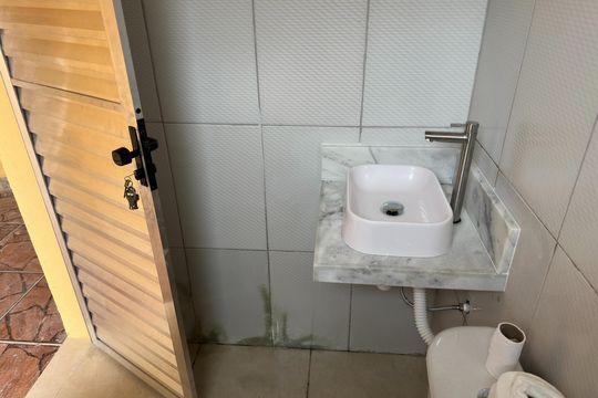 Banheiro de casa de condomínio para alugar com 2 quartos, 75m² em Jardim Jacinto, Jacareí