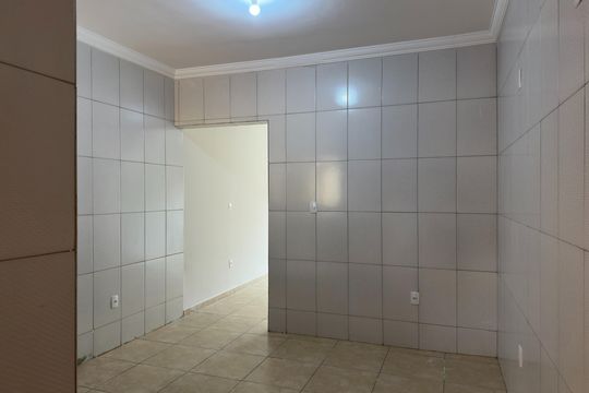 Cozinha de casa de condomínio para alugar com 2 quartos, 75m² em Jardim Jacinto, Jacareí
