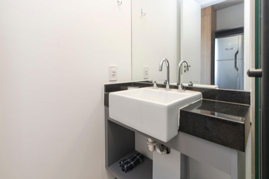Banheiro de kitnet/studio para alugar com 1 quarto, 17m² em Santo Amaro, São Paulo
