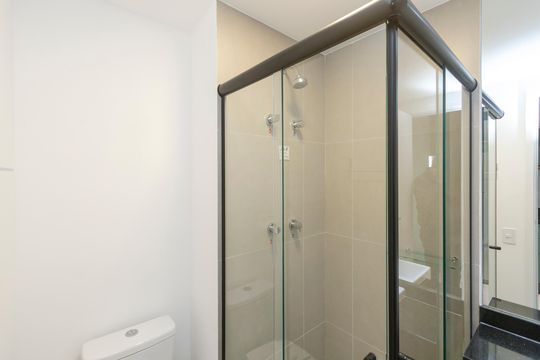 Banheiro de kitnet/studio para alugar com 1 quarto, 17m² em Santo Amaro, São Paulo