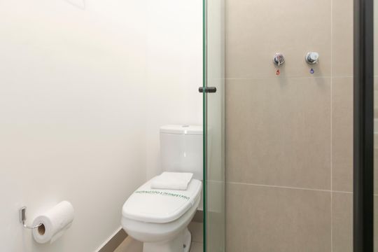 Banheiro de kitnet/studio para alugar com 1 quarto, 17m² em Santo Amaro, São Paulo