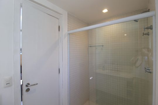 Banheiro da Suíte de apartamento à venda com 1 quarto, 51m² em Itaim Bibi, São Paulo