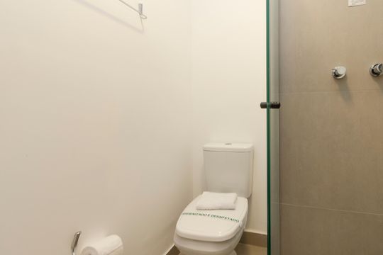 Banheiro de kitnet/studio para alugar com 1 quarto, 17m² em Santo Amaro, São Paulo