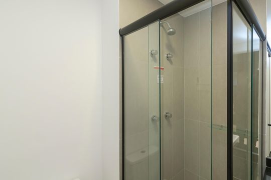 Banheiro de kitnet/studio para alugar com 1 quarto, 17m² em Santo Amaro, São Paulo