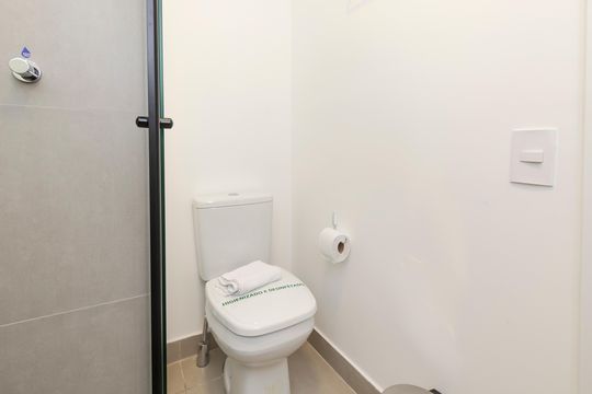 Banheiro de kitnet/studio para alugar com 1 quarto, 17m² em Santo Amaro, São Paulo