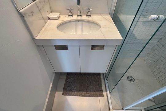 Banheiro de kitnet/studio à venda com 1 quarto, 37m² em Itaim Bibi, São Paulo