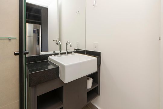 Banheiro de kitnet/studio para alugar com 1 quarto, 17m² em Santo Amaro, São Paulo