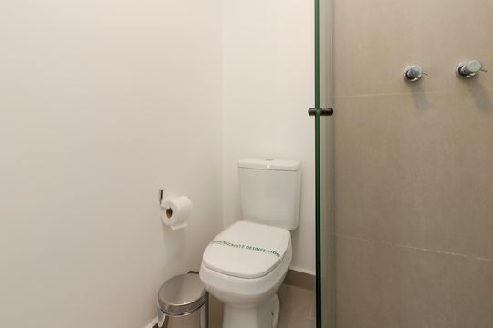 Banheiro de kitnet/studio para alugar com 1 quarto, 17m² em Santo Amaro, São Paulo