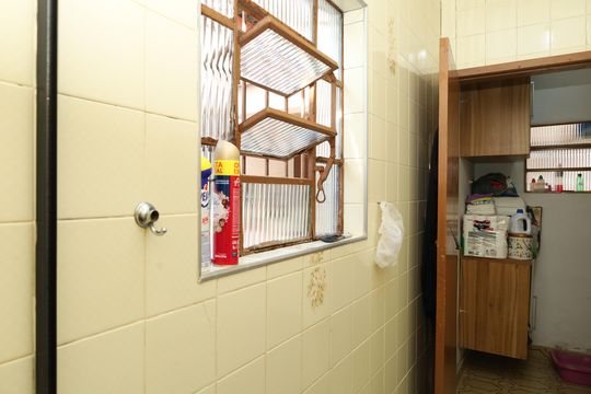 Banheiro social de casa à venda com 2 quartos, 250m² em Parque Santa Rita, São Paulo