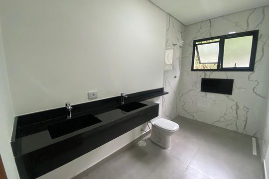 Banheiro de casa de condomínio para alugar com 3 quartos, 256m² em Condomínio Santa Adélia, Cotia