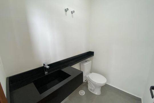 Banheiro de casa de condomínio para alugar com 3 quartos, 256m² em Condomínio Santa Adélia, Cotia