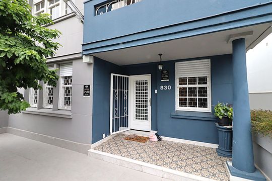 Fachada do Prédio de casa para alugar com 5 quartos, 262m² em São Geraldo, Porto Alegre