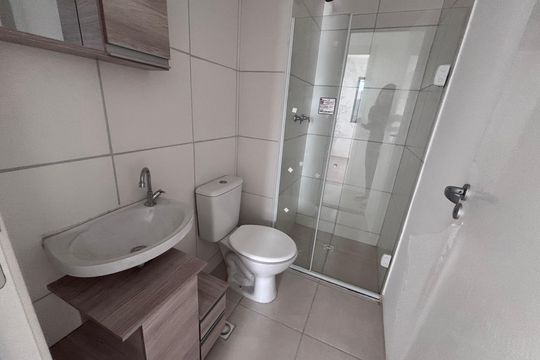 Banheiro de apartamento à venda com 2 quartos, 48m² em Recreio dos Bandeirantes, Rio de Janeiro