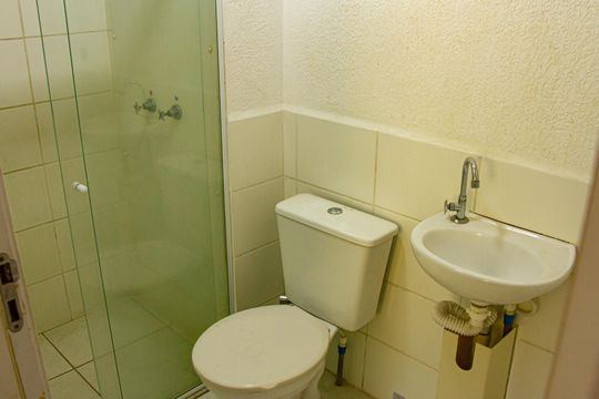 Banheiro de apartamento para alugar com 2 quartos, 41m² em Santa Cruz, Rio de Janeiro
