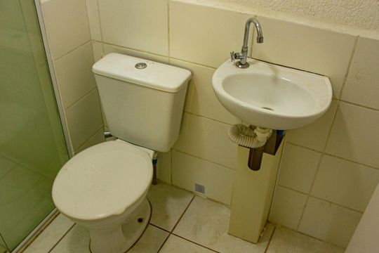 Banheiro de apartamento para alugar com 2 quartos, 41m² em Santa Cruz, Rio de Janeiro