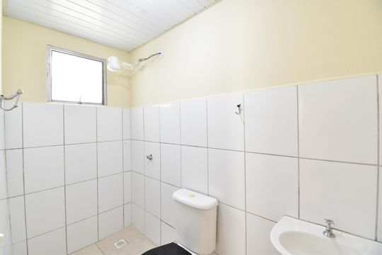 Banheiro de apartamento para alugar com 2 quartos, 44m² em Santa Cândida, Curitiba