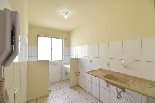 Cozinha de apartamento para alugar com 2 quartos, 44m² em Santa Cândida, Curitiba