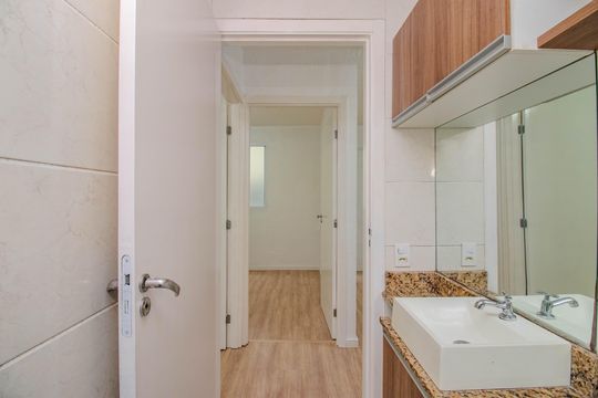 Banheiro de apartamento para alugar com 2 quartos, 41m² em Mário Quintana, Porto Alegre