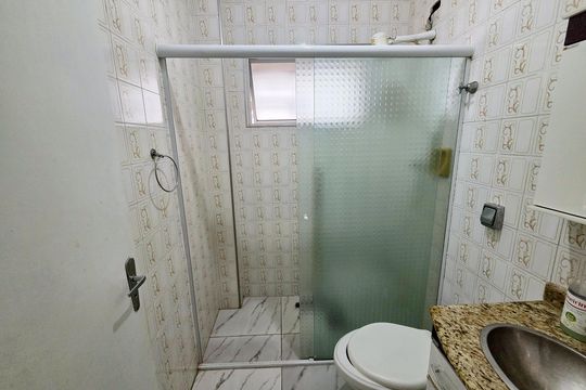 Banheiro de apartamento para alugar com 1 quarto, 60m² em Vila Tupi, Praia Grande