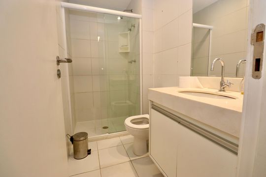 Banheiro de apartamento para alugar com 1 quarto, 54m² em Alphaville I, Salvador