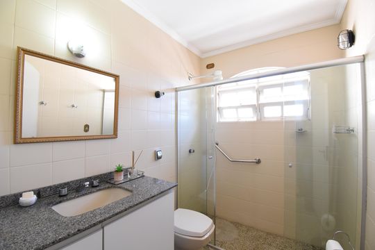 Banheiro da Suíte 2 de casa à venda com 4 quartos, 397m² em Pilarzinho, Curitiba