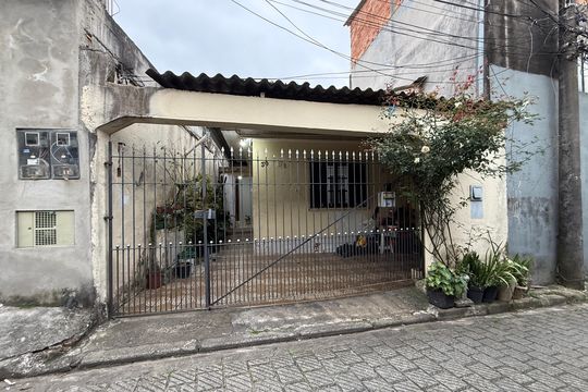 Fachada  de casa à venda com 2 quartos, 129m² em Picanço, Guarulhos