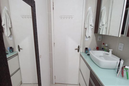 Banheiro 2 de apartamento à venda com 2 quartos, 58m² em Menino Deus, Porto Alegre