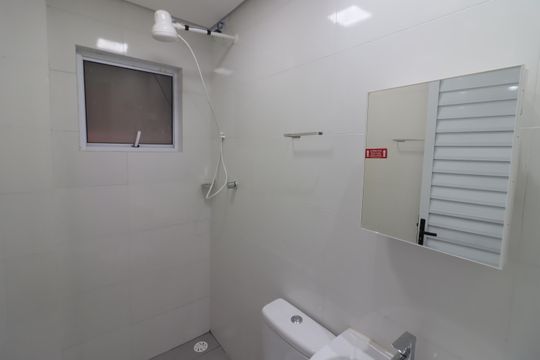 Banheiro de casa para alugar com 1 quarto, 49m² em Jardim Ype, Osasco