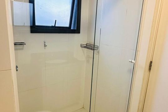 Banheiro de kitnet/studio à venda com 1 quarto, 38m² em Jardim Botânico, Porto Alegre