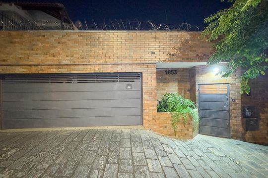 Fachada de casa à venda com 2 quartos, 500m² em Brooklin, São Paulo