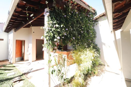 Quintal de casa para alugar com 4 quartos, 200m² em Jardim Karaíba, Uberlândia