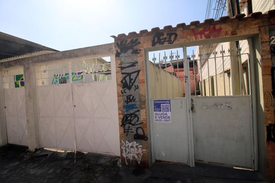 Fachada de casa à venda com 2 quartos, 55m² em Olaria, Rio de Janeiro