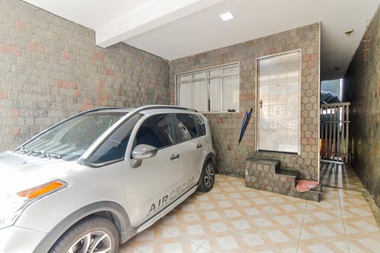 Garagem  de casa à venda com 5 quartos, 242m² em Cidade Martins, Guarulhos