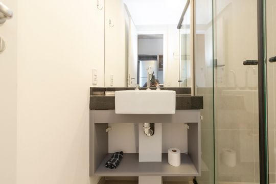 Banheiro de kitnet/studio para alugar com 1 quarto, 17m² em Santo Amaro, São Paulo