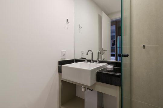 Banheiro de kitnet/studio para alugar com 1 quarto, 17m² em Santo Amaro, São Paulo