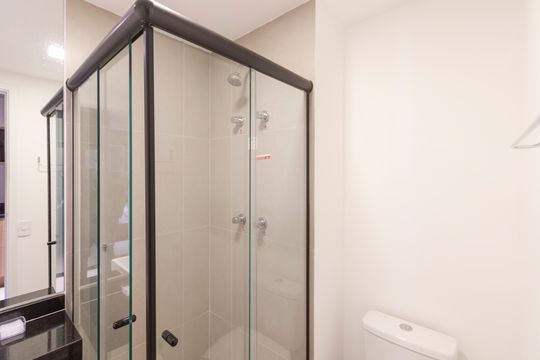 Banheiro de kitnet/studio para alugar com 1 quarto, 17m² em Santo Amaro, São Paulo