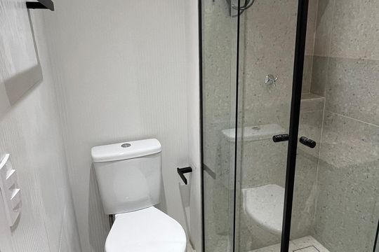 Banheiro de apartamento para alugar com 1 quarto, 26m² em Cerqueira César, São Paulo