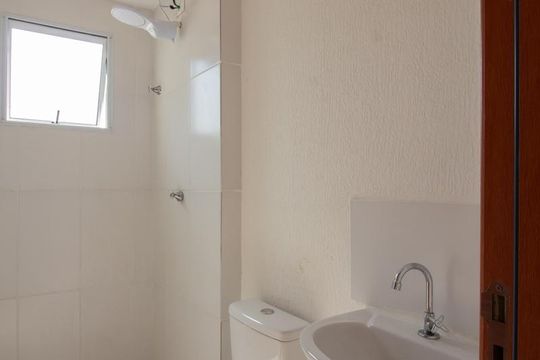 Banheiro de apartamento para alugar com 2 quartos, 55m² em Nacional, Contagem