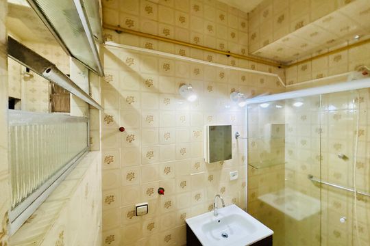 Banheiro de apartamento à venda com 1 quarto, 40m² em Copacabana, Rio de Janeiro